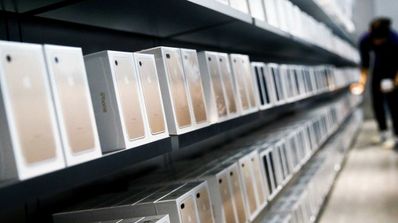 Expositor con unidades de iPhone a la venta
