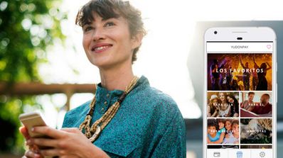 chica con movil y app yudonpay