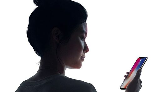 Persona utilizando el sistema de reconocimiento facial en 3D FaceID del iPhone X