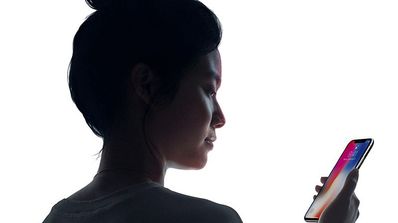 Persona utilizando el sistema de reconocimiento facial en 3D FaceID del iPhone X