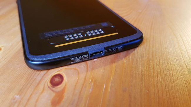 Puerto USB del Moto Z2 Force