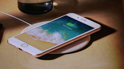 iPhone cargando la batería con cargador inalámbrico