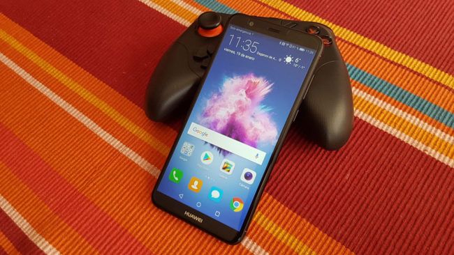 Imagen frontal con mando de juegos del Huawei P smart