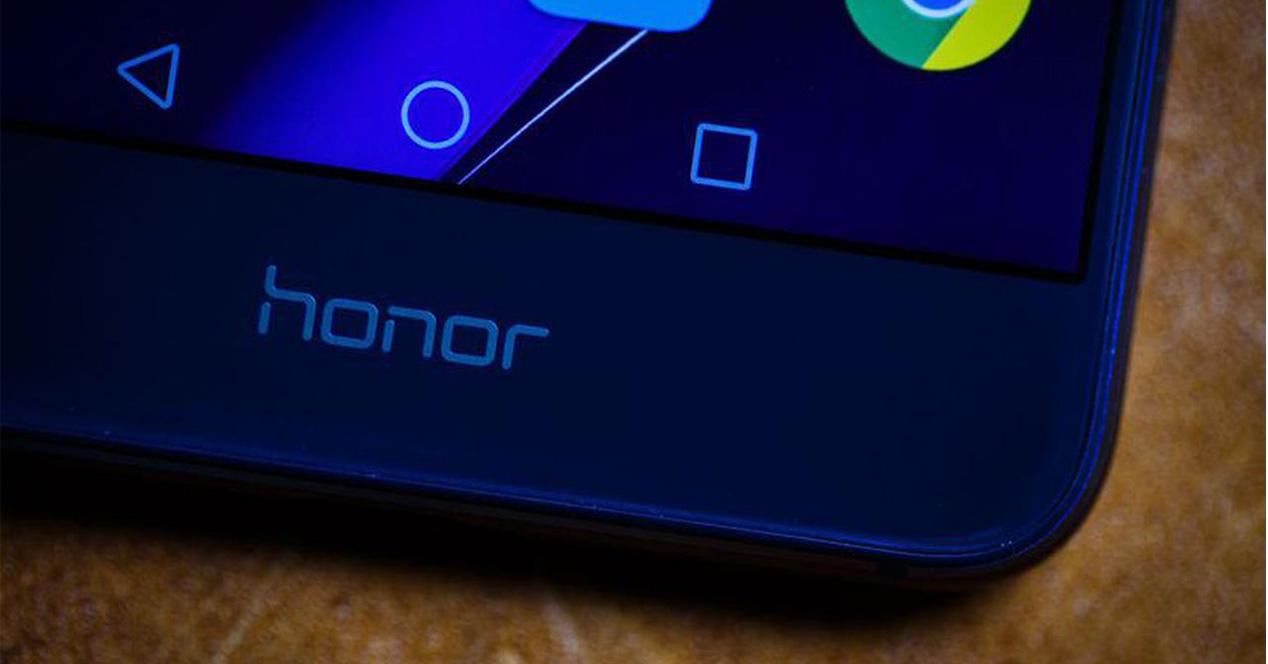 logo de Honor en un smartphone