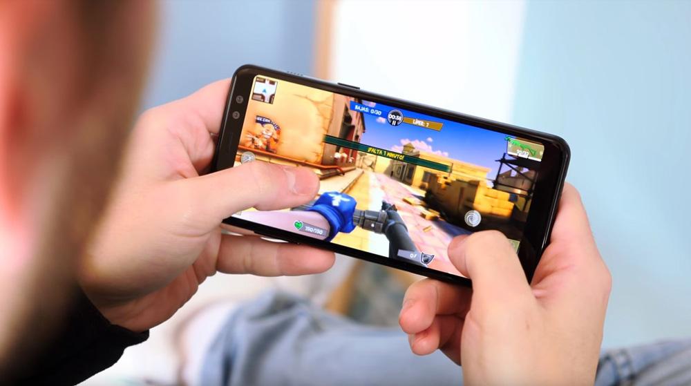 Usuario jugando con el Samsung Galaxy A8 2018