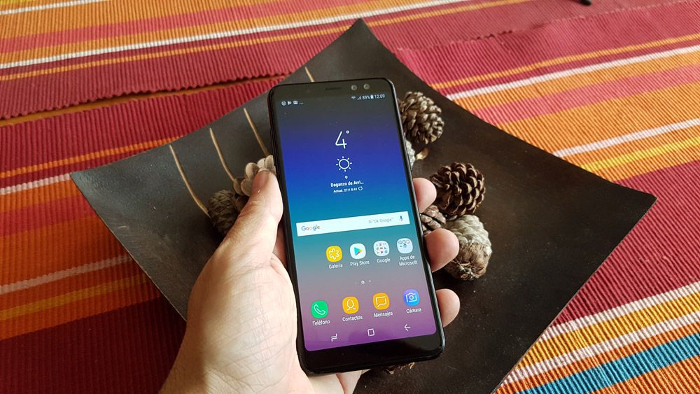 Samsung Galaxy A8 agarrado en mano