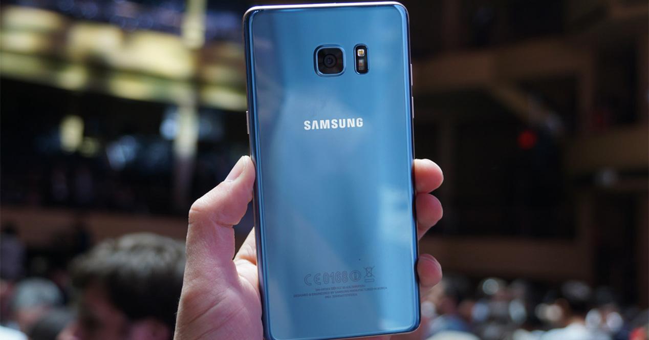 Samsung Galaxy S7 Edge en color azul coral