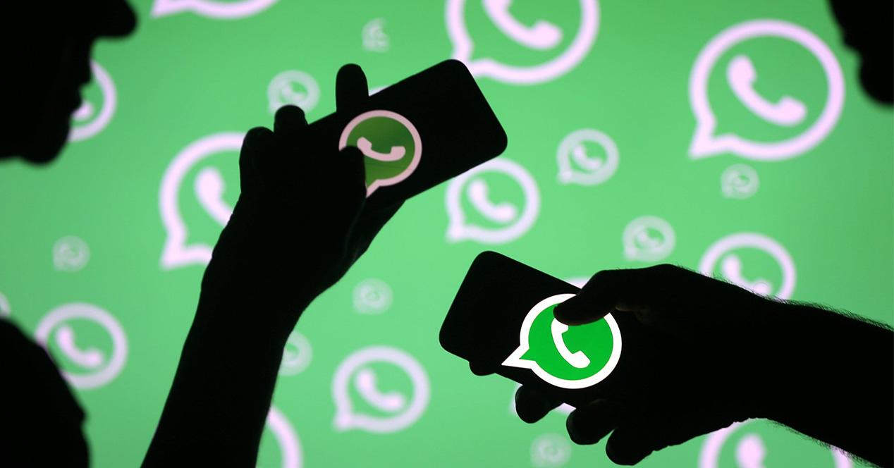Logotipo de WhatsApp en un smartphone