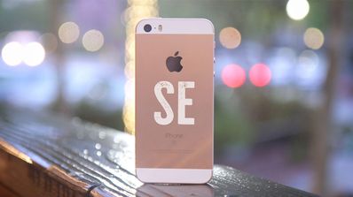 Diseño de la carcasa trasera de un iPhone SE rosa