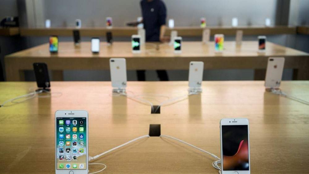 iPhones expuestos en una tienda de Apple