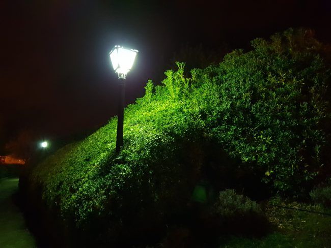 Foto de farola por la noche hecha con el Samsung Galaxy S9+