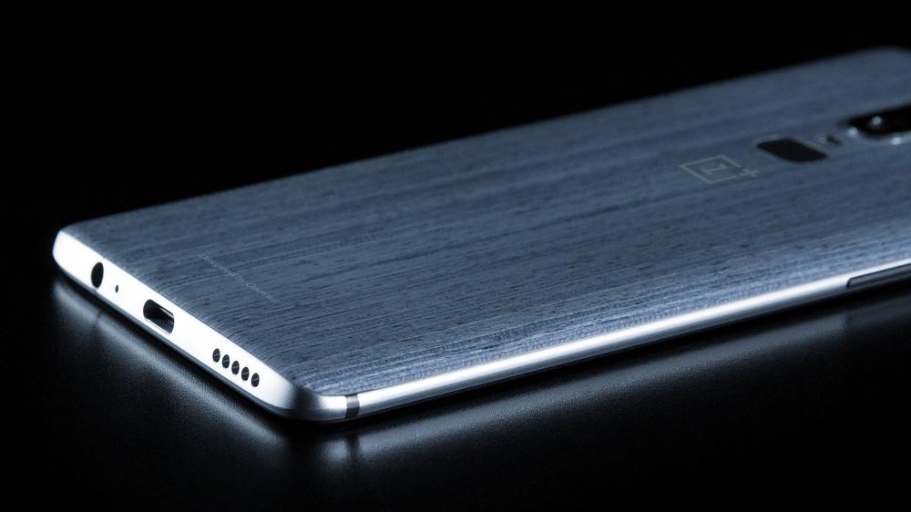 OnePlus 6 con carcasa de madera