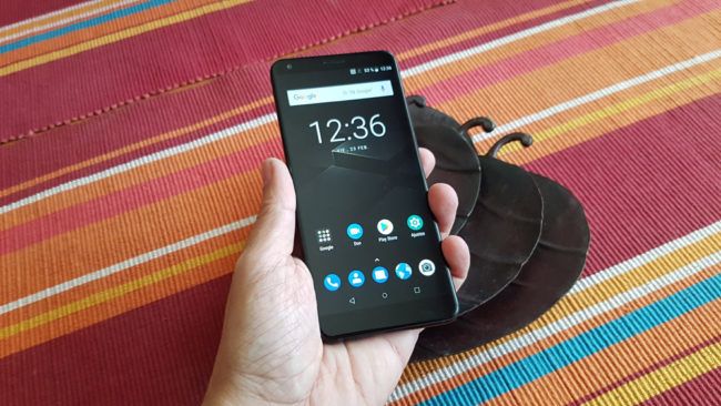 Teléfono ZTE Blade V9 en la mano