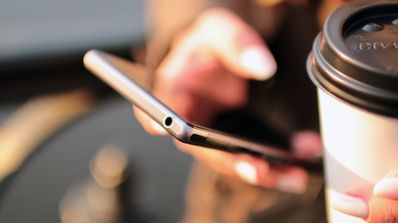 smartphone en mano