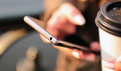 smartphone en mano