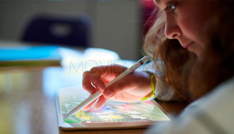 Apple iPad 9.7 con niño pintando en la pantalla