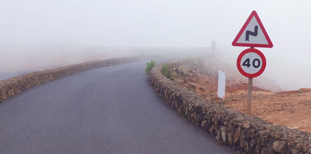 Señal de tráfico con límite de velocidad de la vía