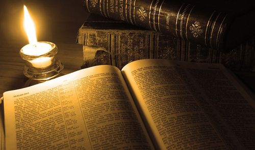 libro con una vela