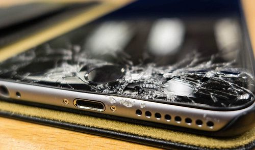 Pantalla rota de un iPhone 8