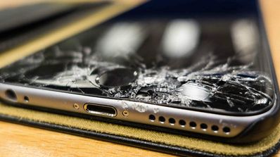 Pantalla rota de un iPhone 8