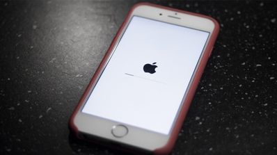 iPhone actualizándose con una nueva versión de iOS