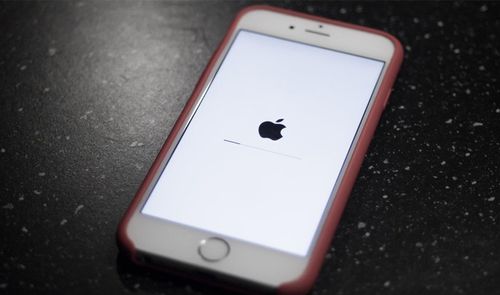 iPhone actualizándose con una nueva versión de iOS
