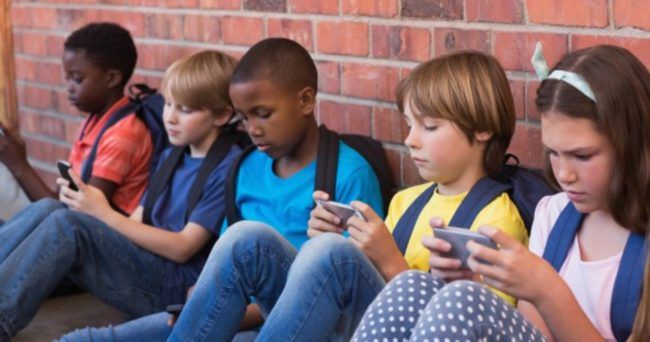niños con movil