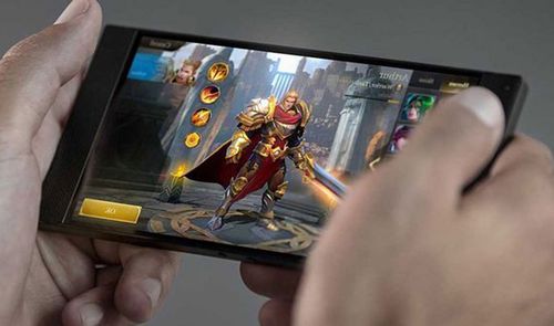 hombre jugando en smartphone