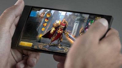 hombre jugando en smartphone