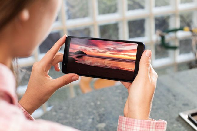 alcatel 3V en la mano