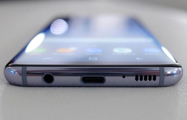 Conector mini jack en un Samsung Galaxy S9