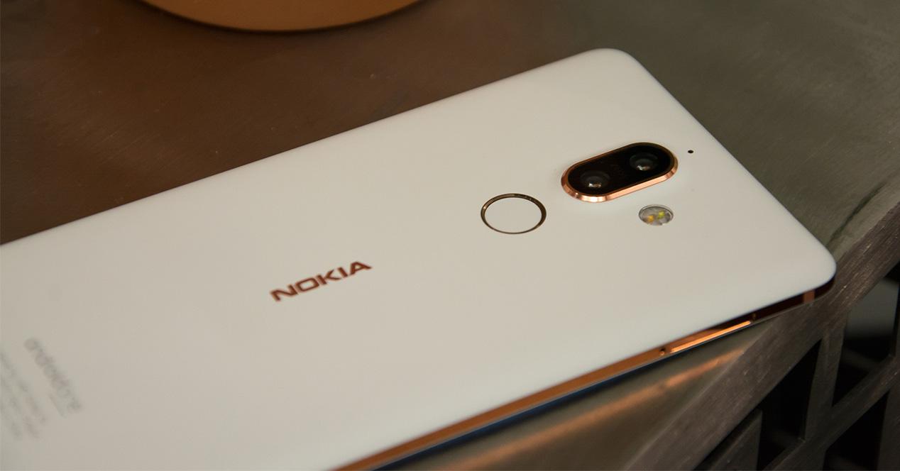 Nokia 7 Plus de color blanco y cobre