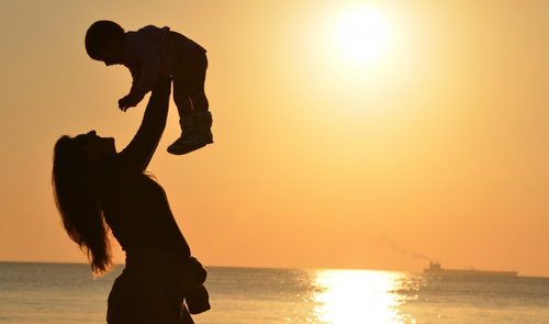 madre con niño en puesta de sol