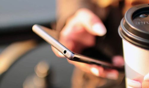 smartphone en mano
