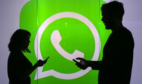 icono de WhatsApp de fondo