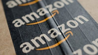 Logotipo de Amazon sobre una caja de cartón