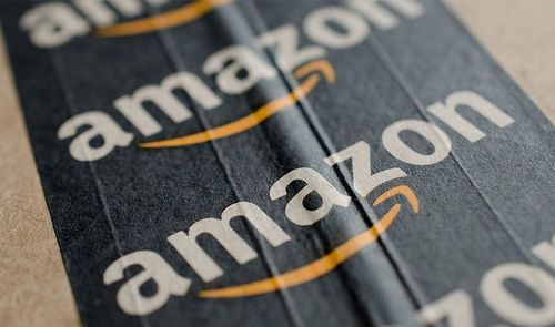 Logotipo de Amazon sobre una caja de cartón