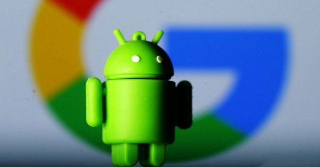 Muñeco Android, logo Google de fondo