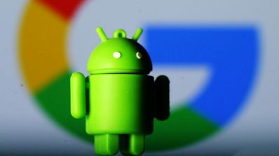 Muñeco Android, logo Google de fondo