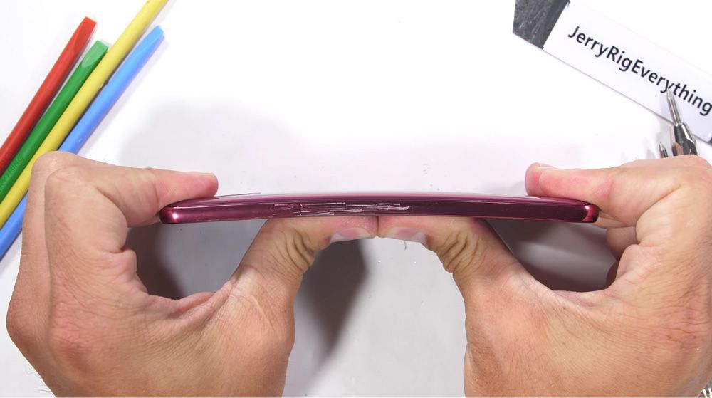 Punto del test de resistencia del LG G7 ThinQ en el que se intenta doblar su carcasa