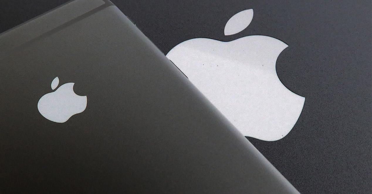 Logotipo de Apple sobre la carcasa de un iPhone