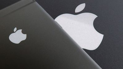 Logotipo de Apple sobre la carcasa de un iPhone