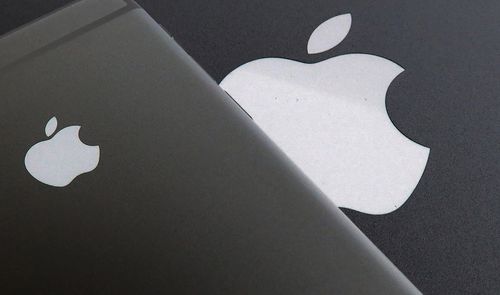 Logotipo de Apple sobre la carcasa de un iPhone