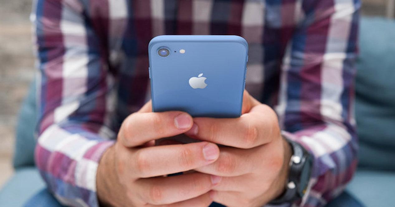 iphone x de 2018 color azul en mano
