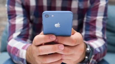 iphone x de 2018 color azul en mano