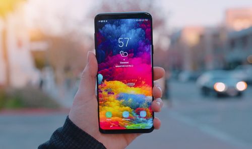 wallpaper s8 en mano