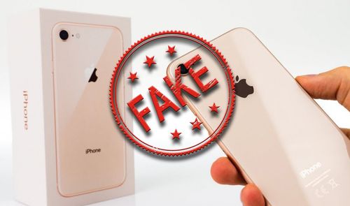Icono Fake en color rojo sobre un iPhone 8