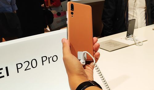 Huawei P20 Pro con carcasa forrada en cuero