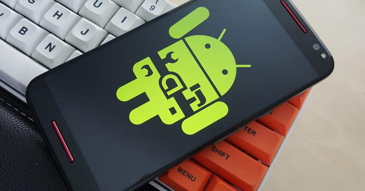 Icono de Android sobre la pantalla de un smartphone