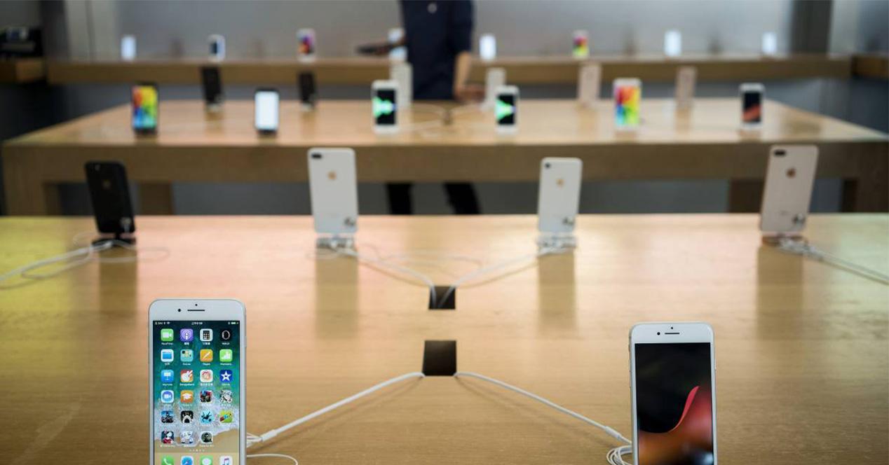 iPhones a la venta en una tienda de Apple